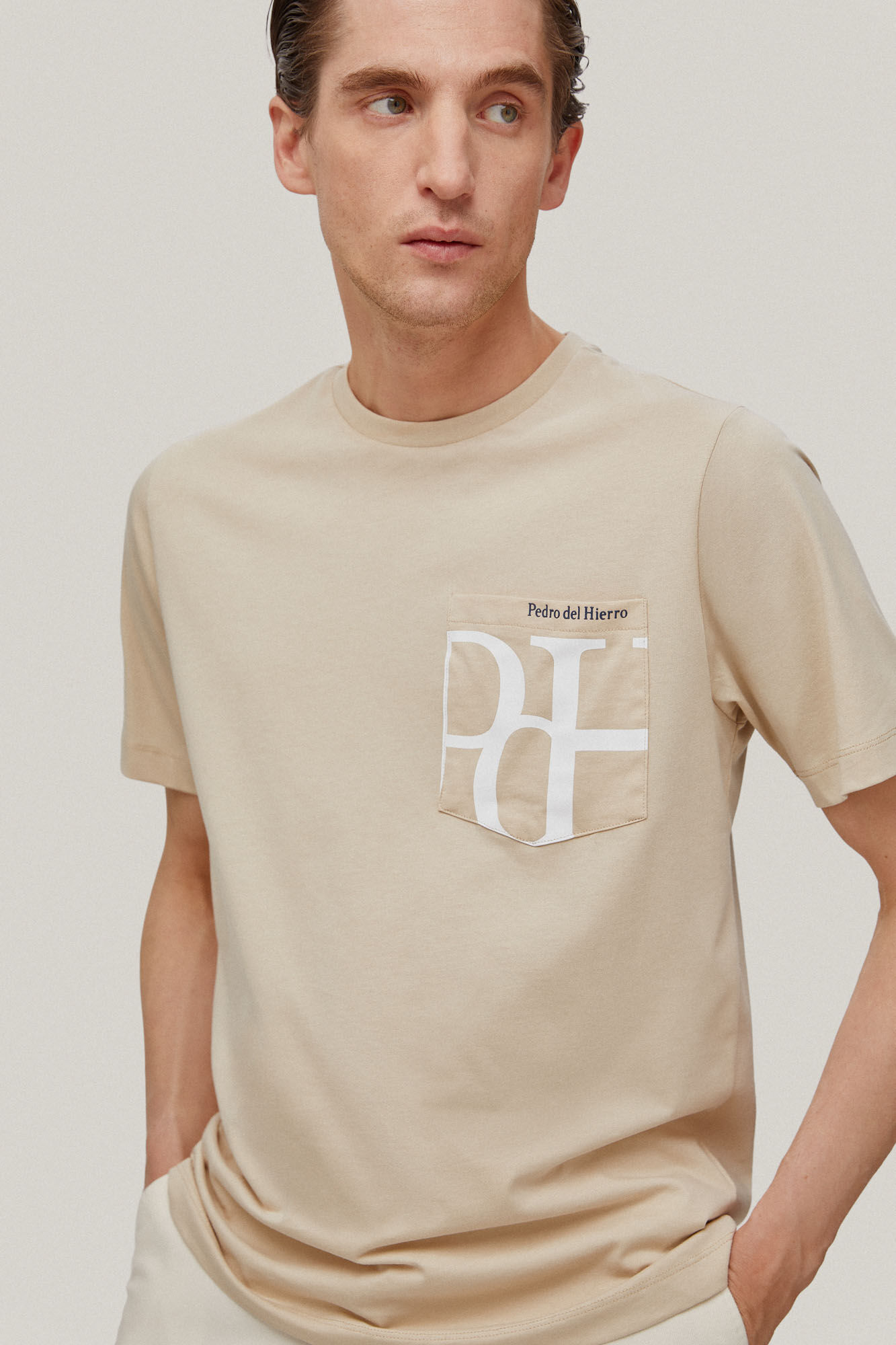 Camiseta com bolso e logo - Bege