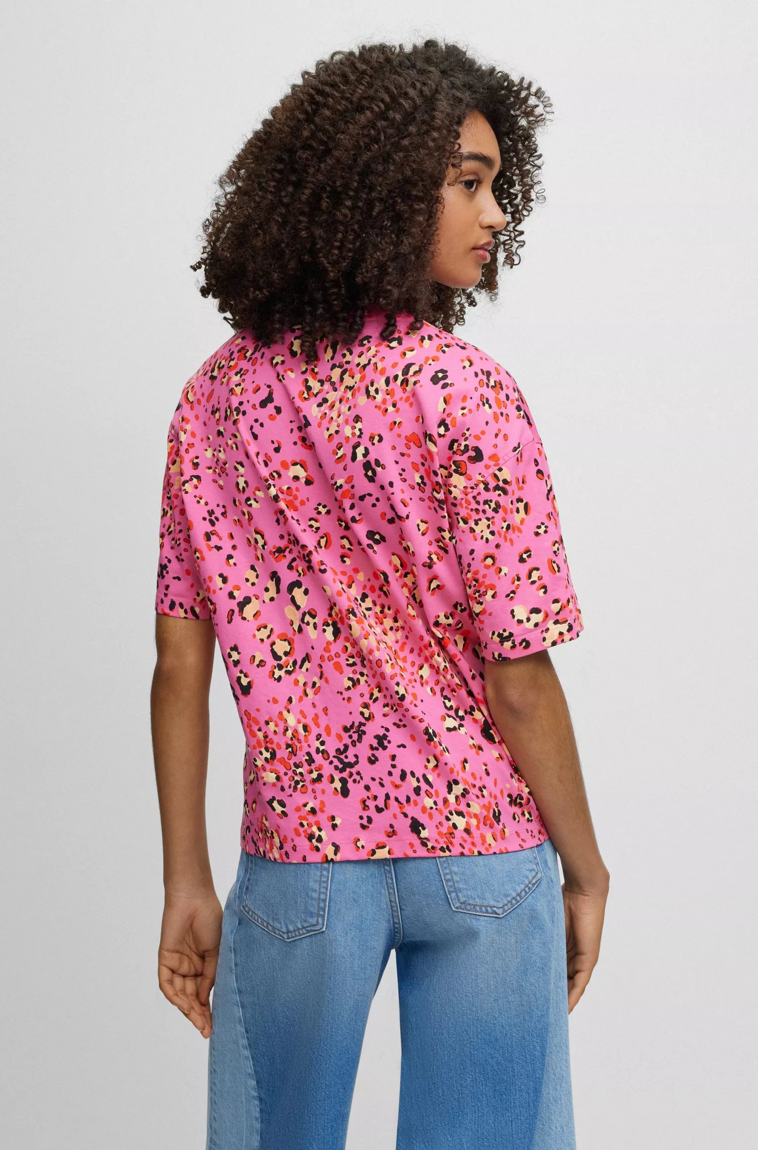 Camiseta BOSS preta de algodão orgânico com estampa sazonal.