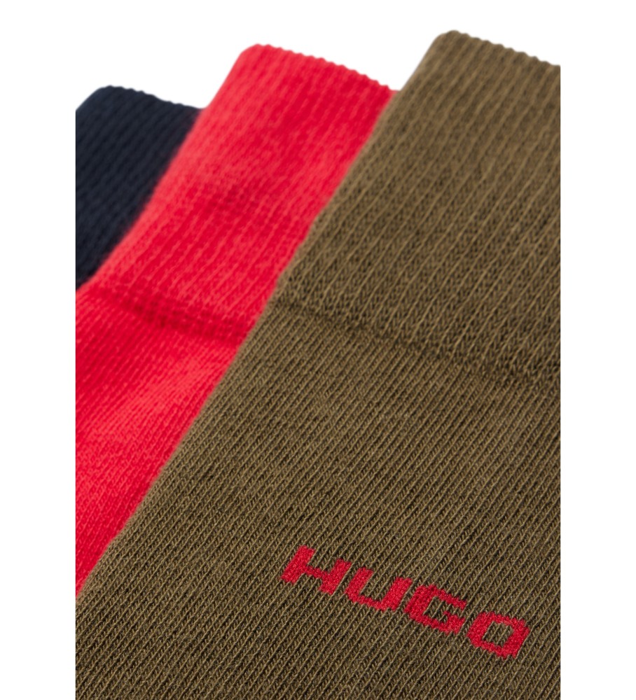 Pacote com 3 pares de meias compridas padrão HUGO, nas cores vermelha, marrom e preta.