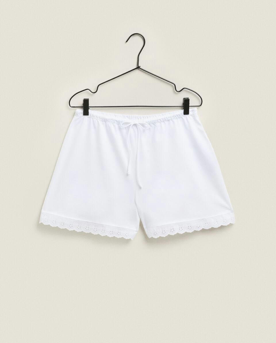 Shorts com detalhes em renda