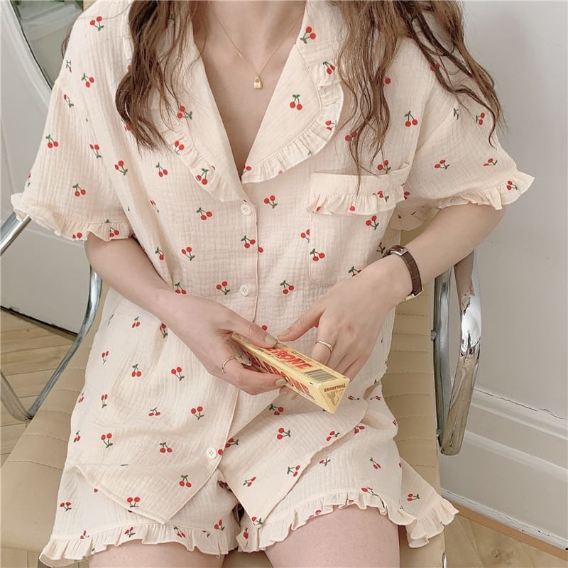 Gecko - Pyjamaset: Shirt met korte mouwen en kersenprint + korte broek