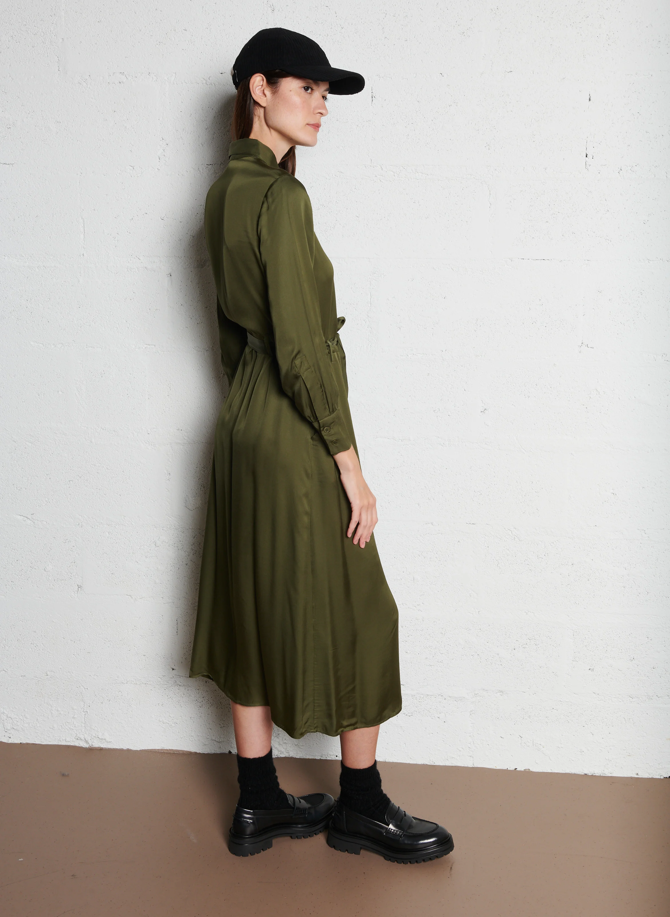 SERA - Robe longue col classique satinée | Vert