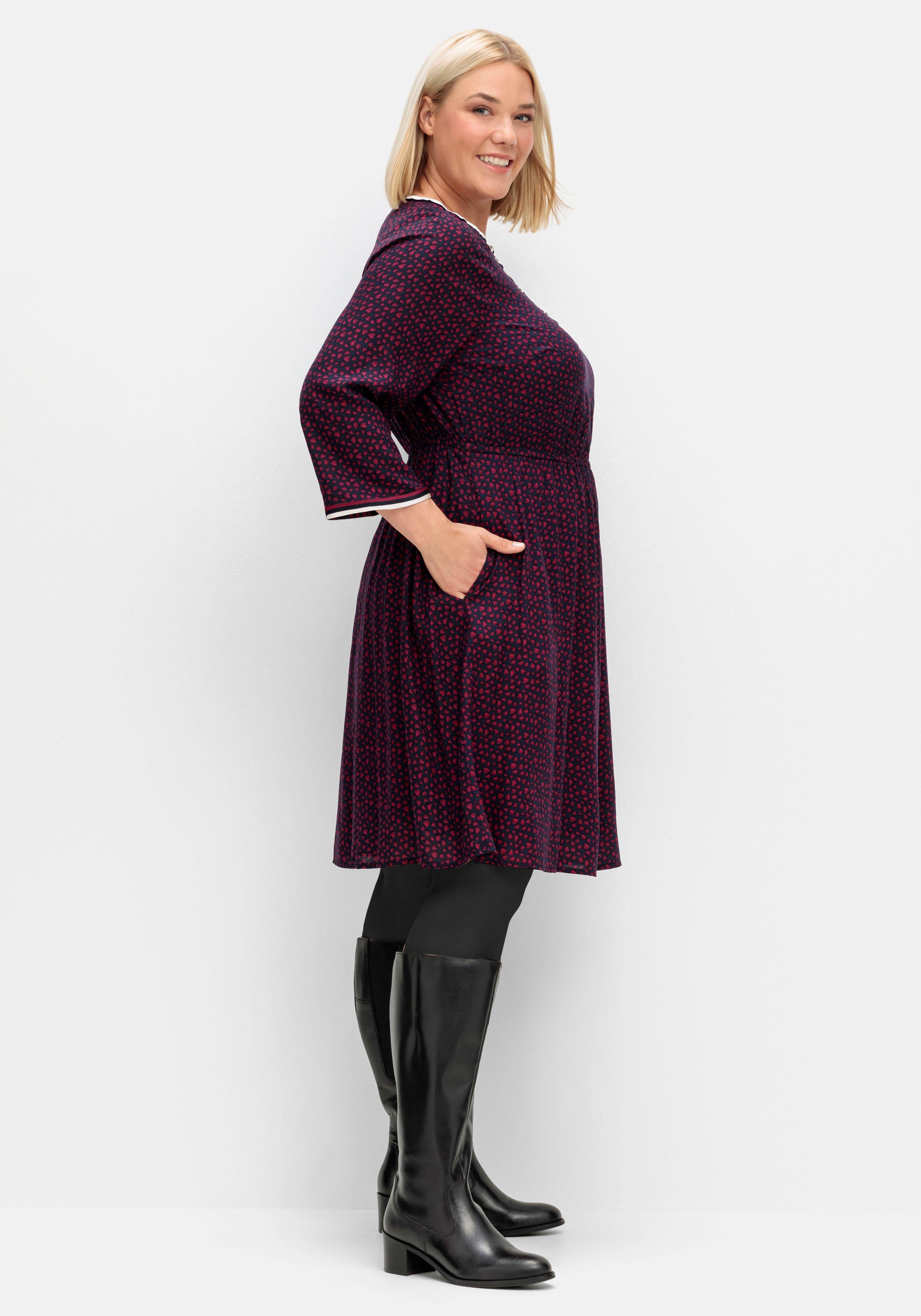 Tailliertes Kleid mit Alloverprint und kurzer Knopfleiste