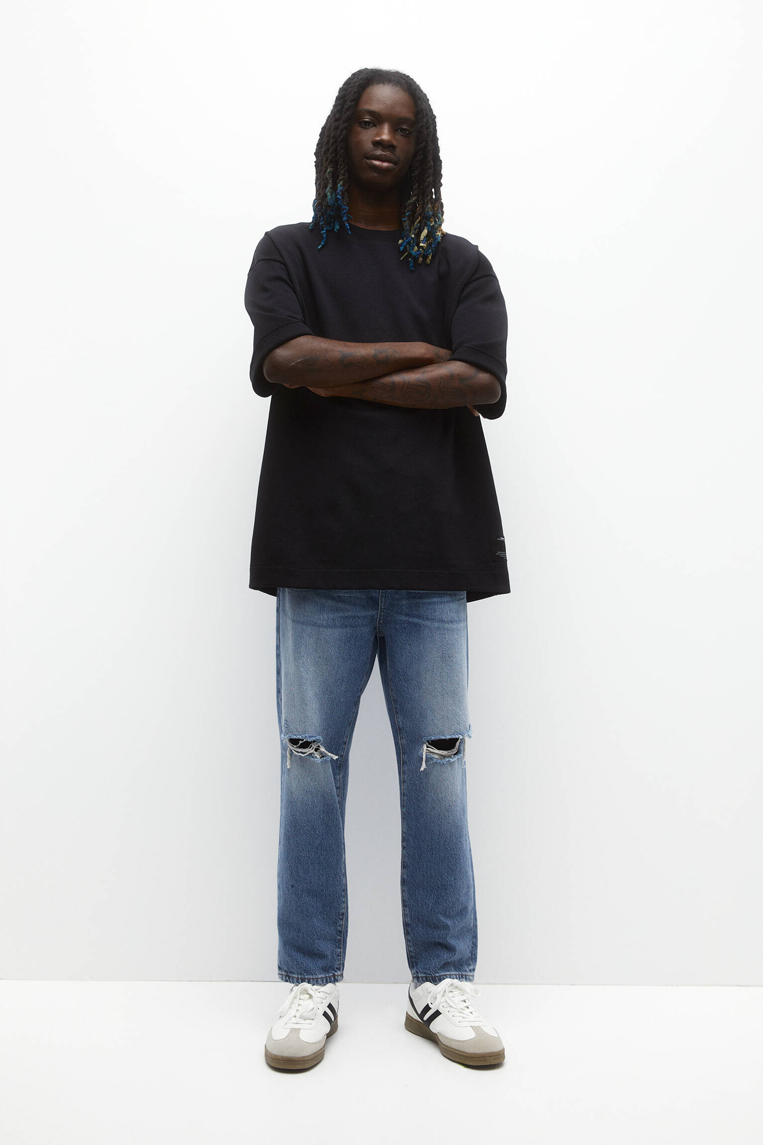 CALÇA JEANS RELAXADA COM DETALHES RASGADOS - AZUL MÉDIO