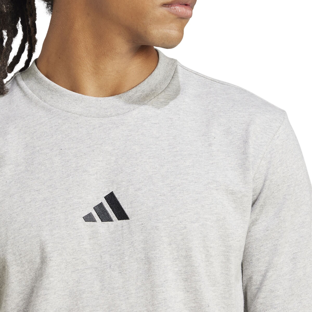 ADIDAS ROUPAS ESPORTIVAS<br>Camiseta de manga curta Essentiel com logo pequeno