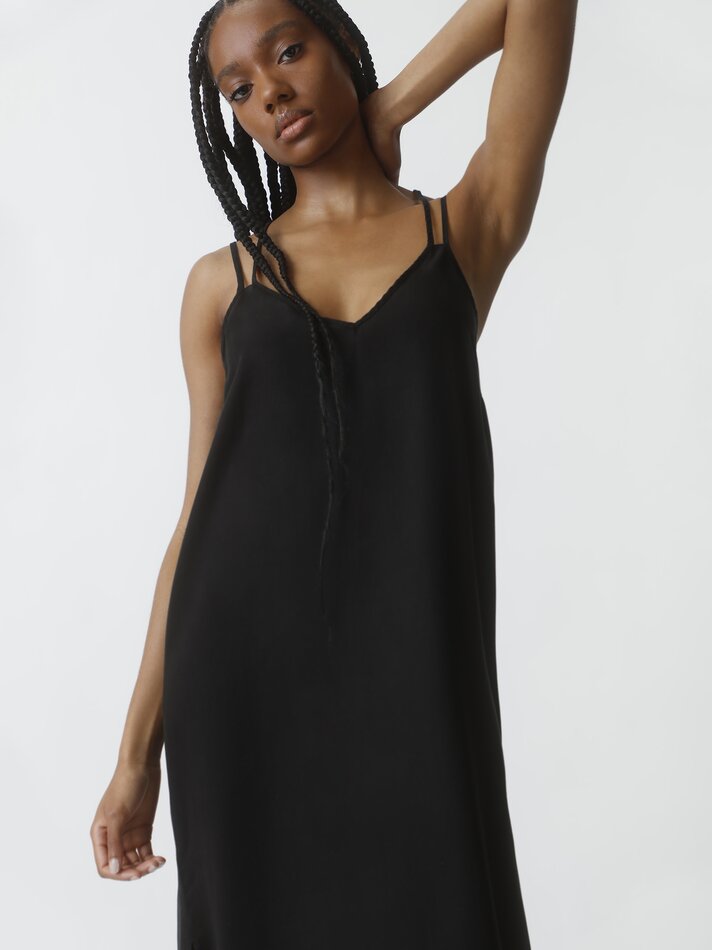 Vestido midi fluido com alças finas - Preto