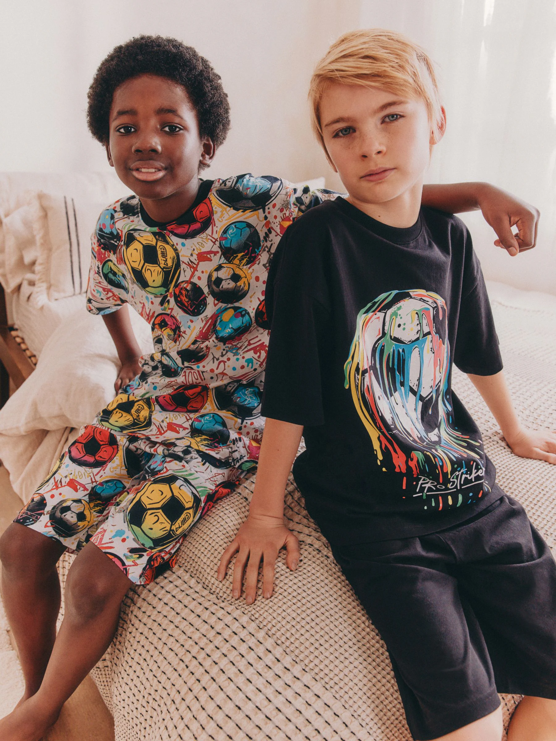 Zwart/ Felkleurige voetbal met meerdere kleuren - Set van 2 pyjama's met short (3-16 jr)