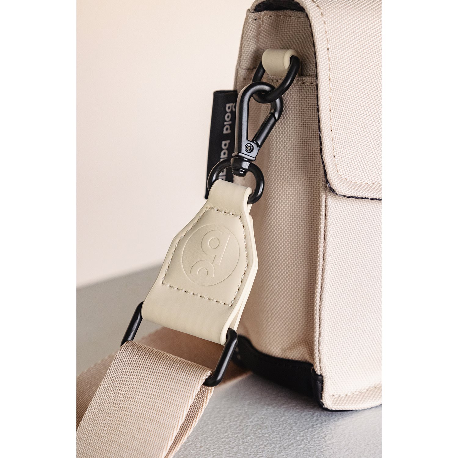 Bold Banana Crossbody M natural nude