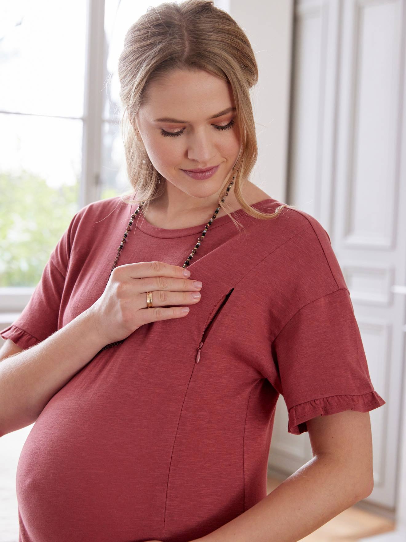 Camiseta de malha mista para gestantes e lactantes com estampa de argila.