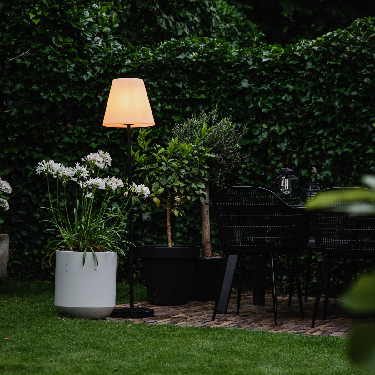 QAZQA Buiten vloerlamp zwart met witte kap 35 cm IP65 - Virginia
