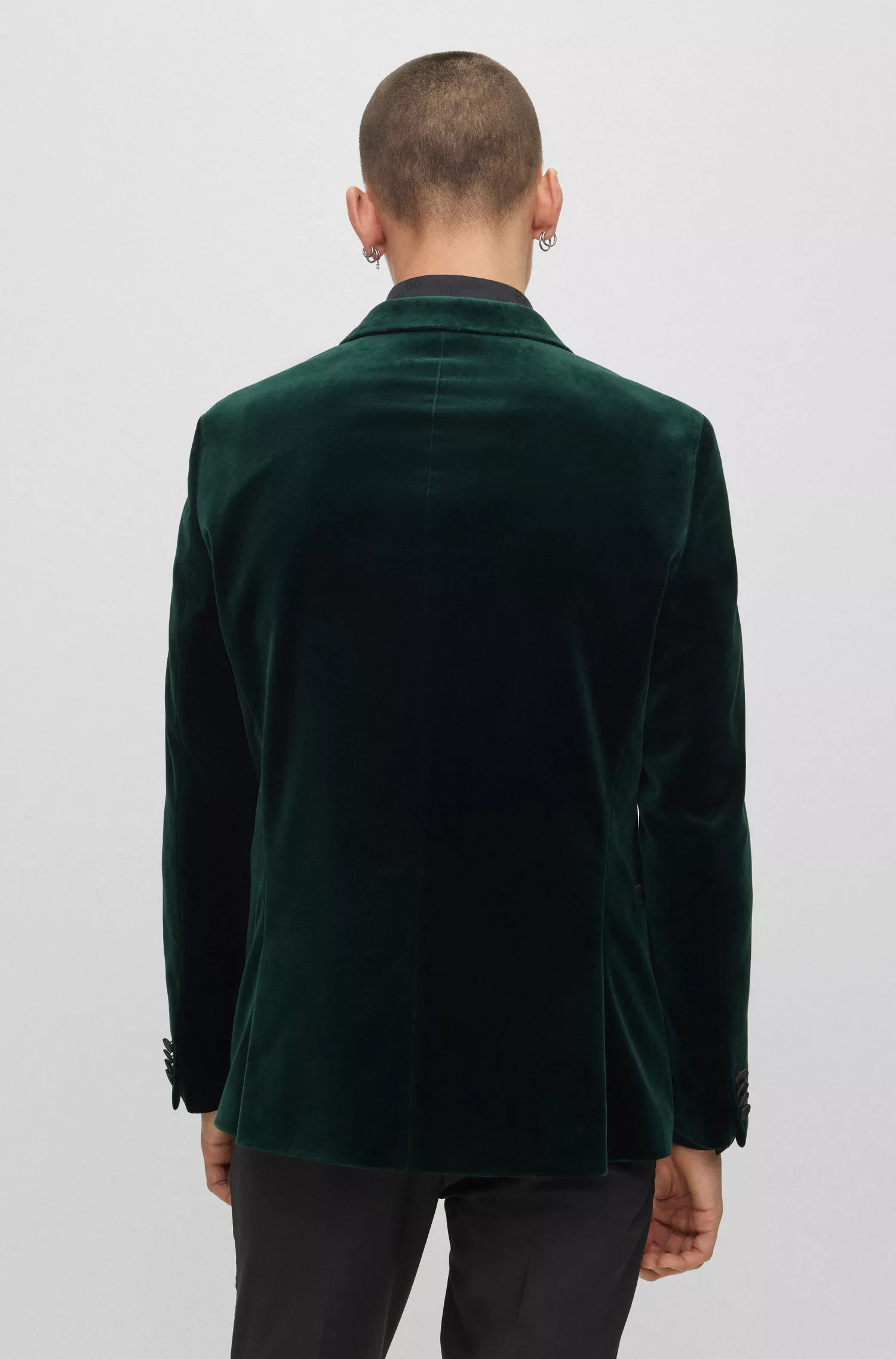Jaqueta HUGO vermelha, corte slim, em veludo de algodão com detalhes contrastantes.
