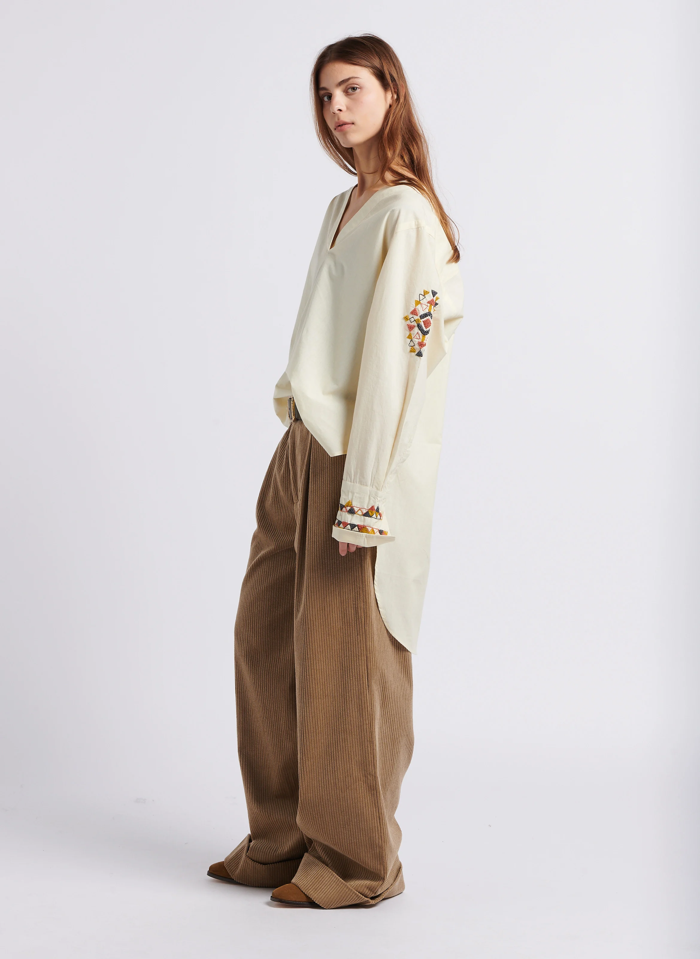 PLAYFUL - Blouse col V brodée en coton| Blanc