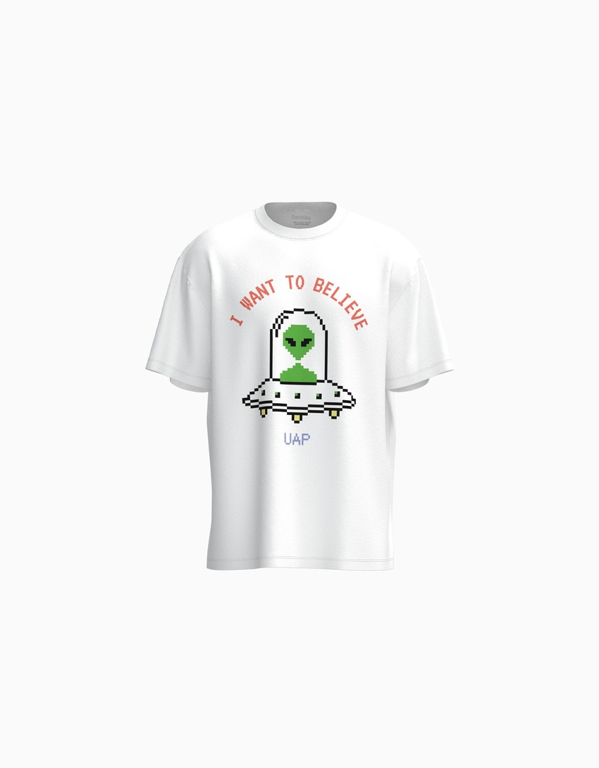 Camiseta de manga curta com modelagem quadrada e estampa da tendência atual.