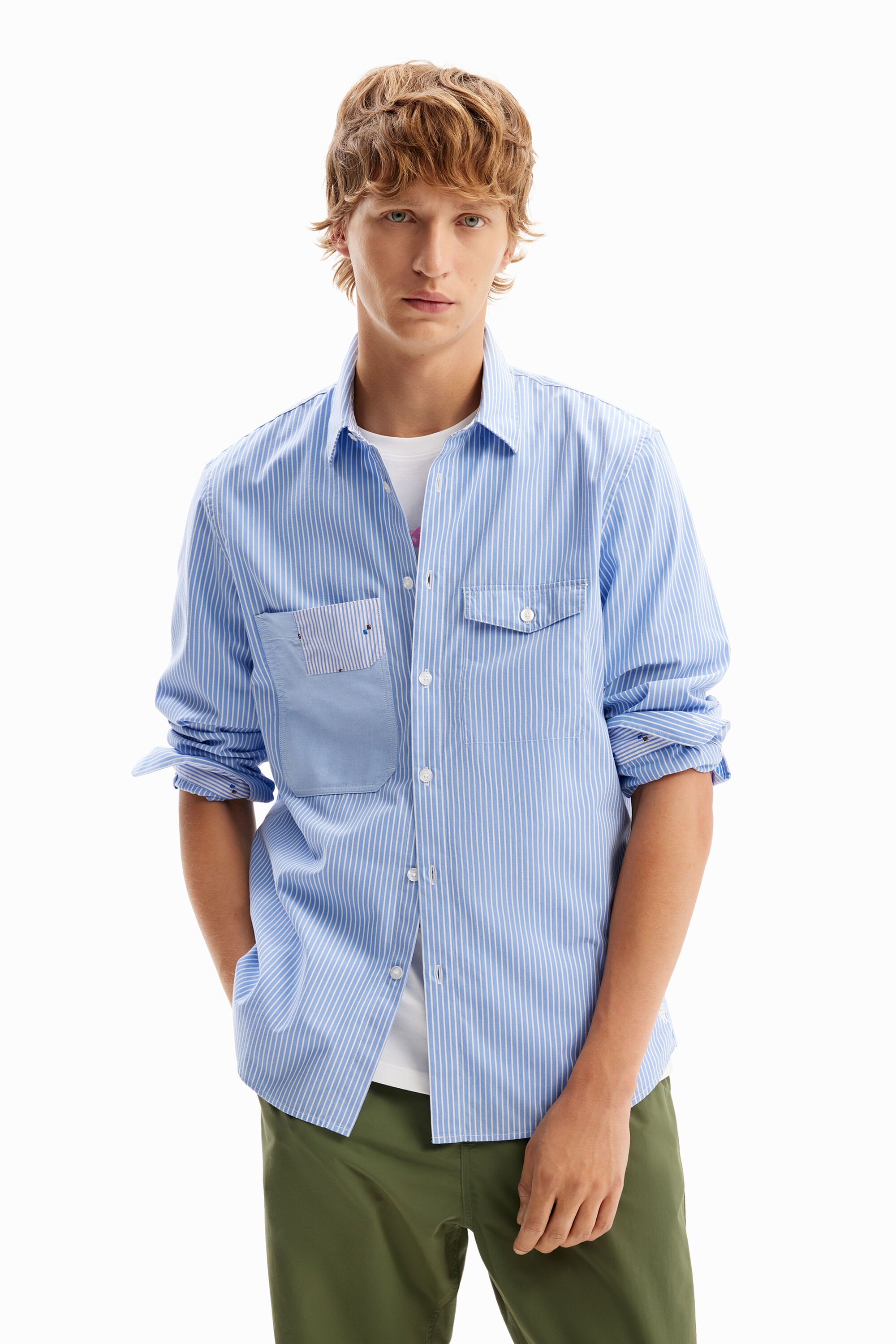 Camisa listrada com bolsos