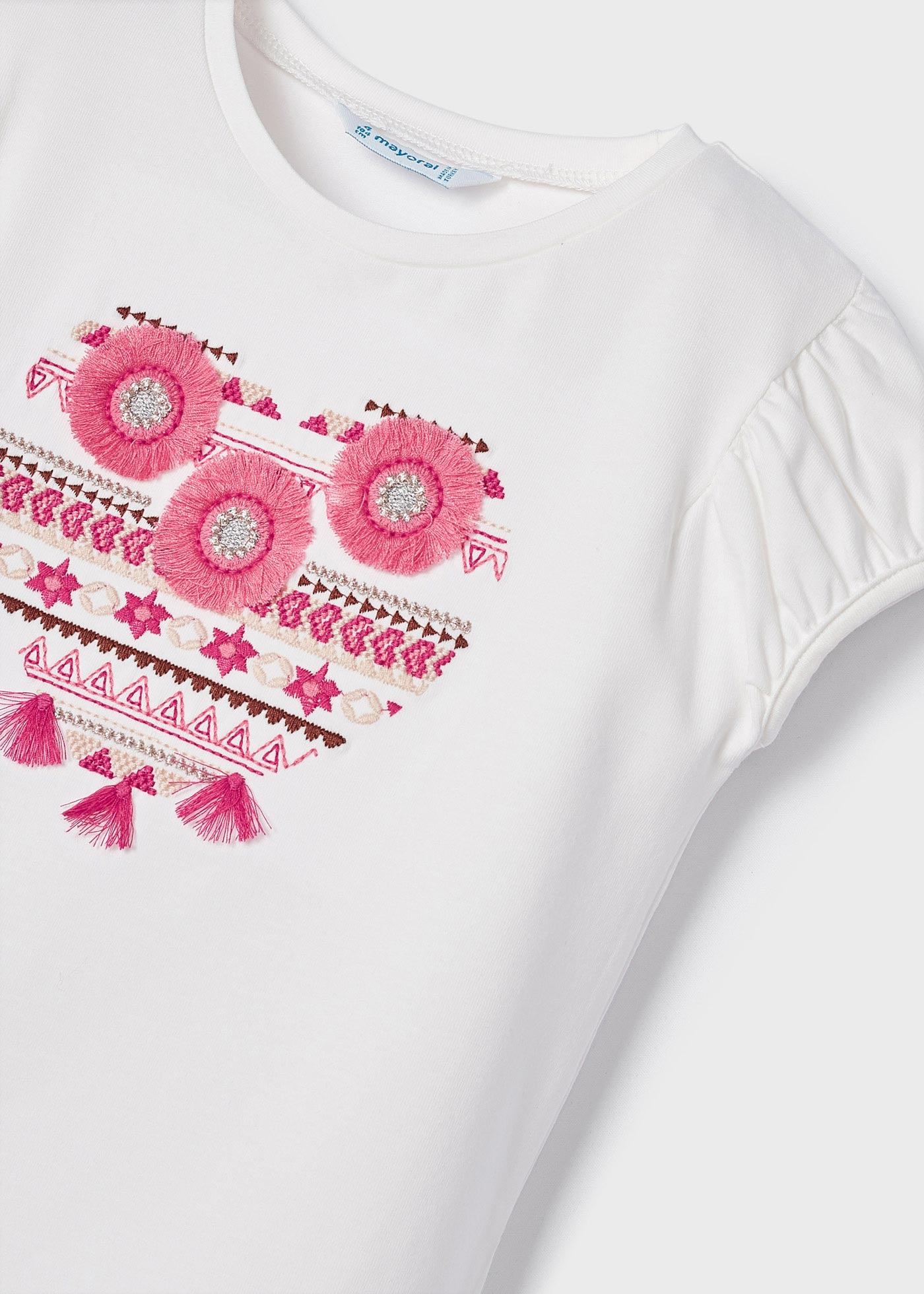 Camiseta de manga curta para meninas, feita de algodão sustentável.