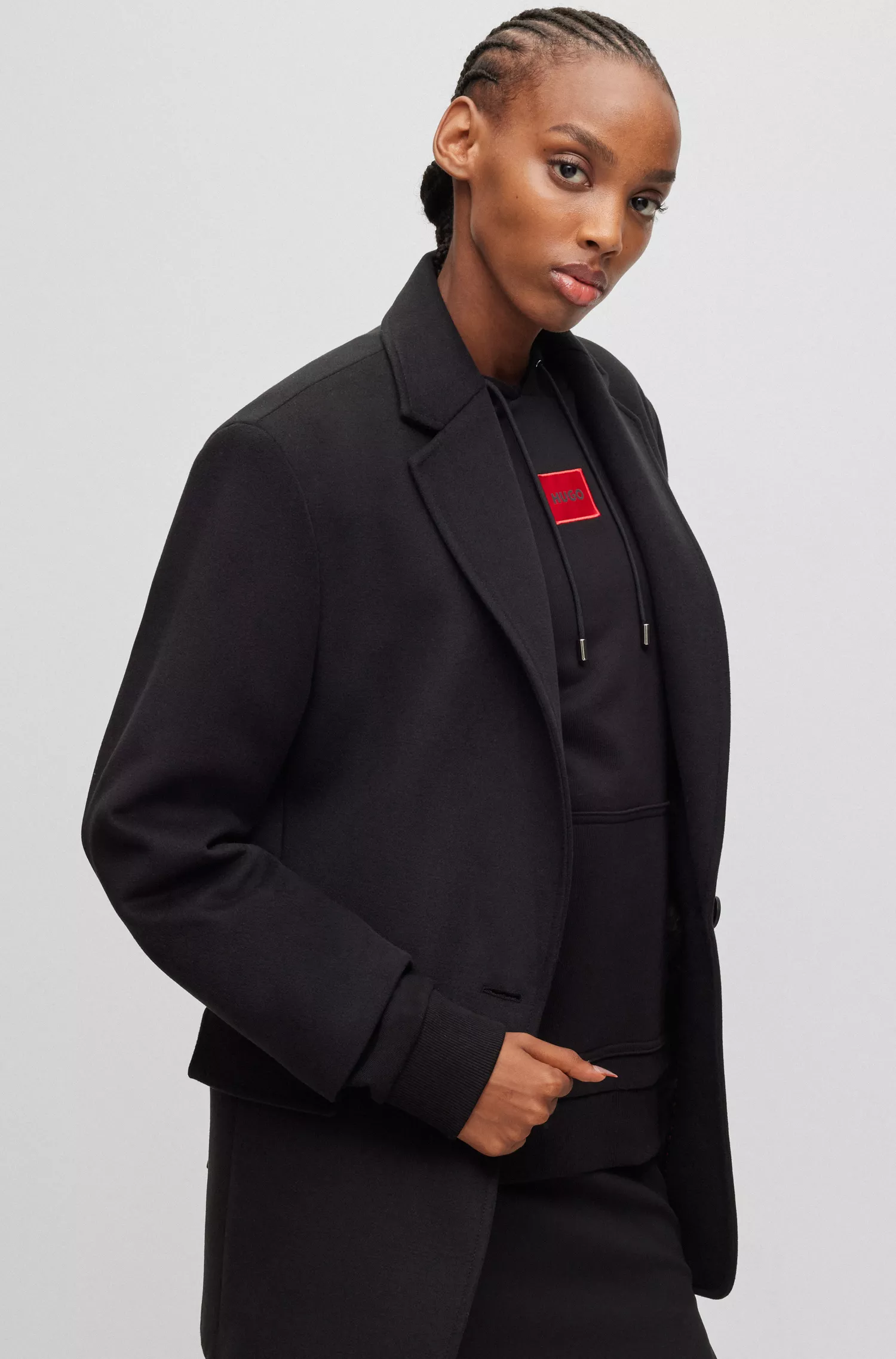 Jaqueta HUGO vermelha, modelagem oversized, com um botão e forro exclusivo.