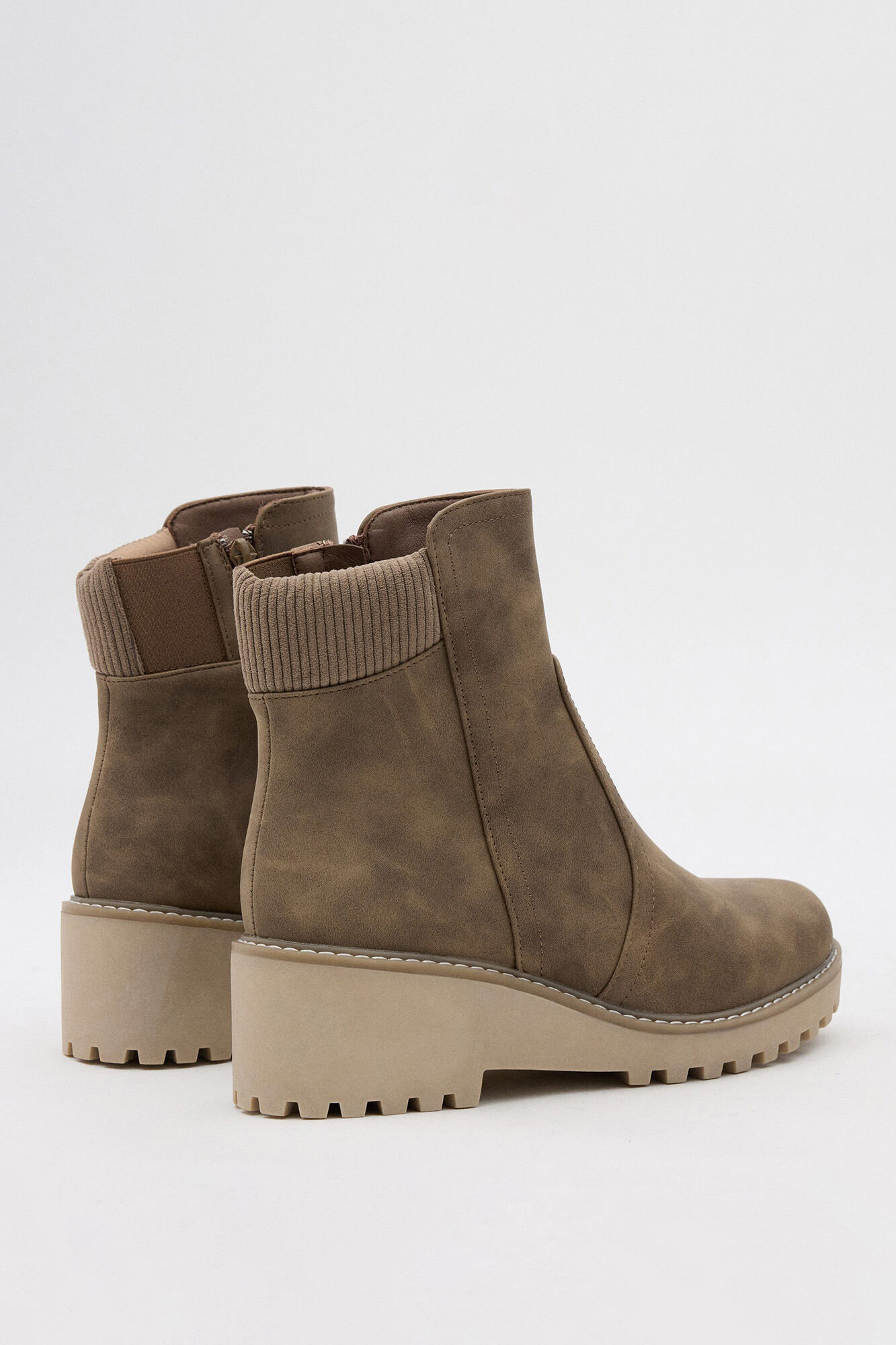 Bota de montanhismo com gola de veludo cotelê
