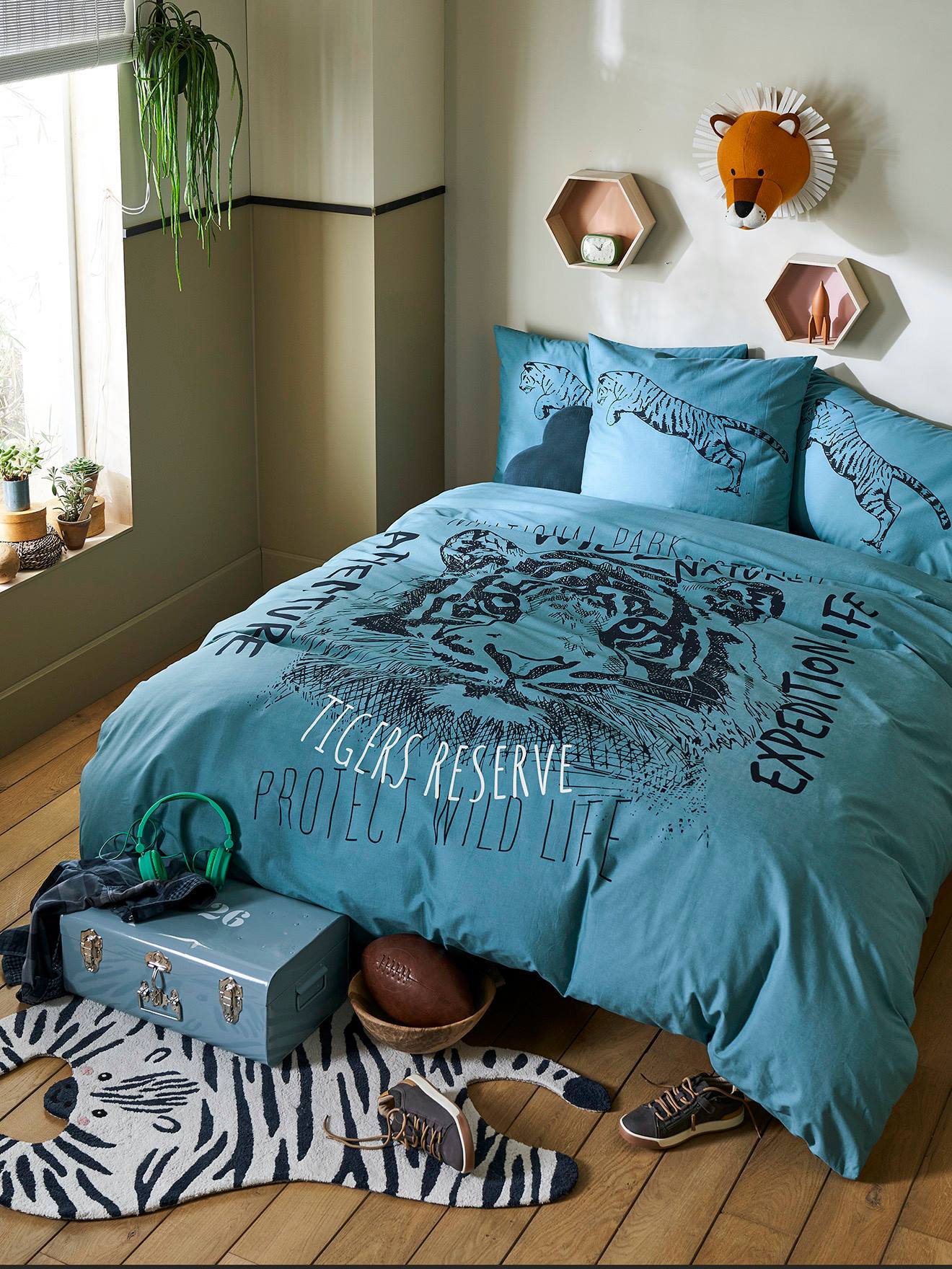 Conjunto de capa de edredom e fronha Tiger em azul médio liso com estampas.