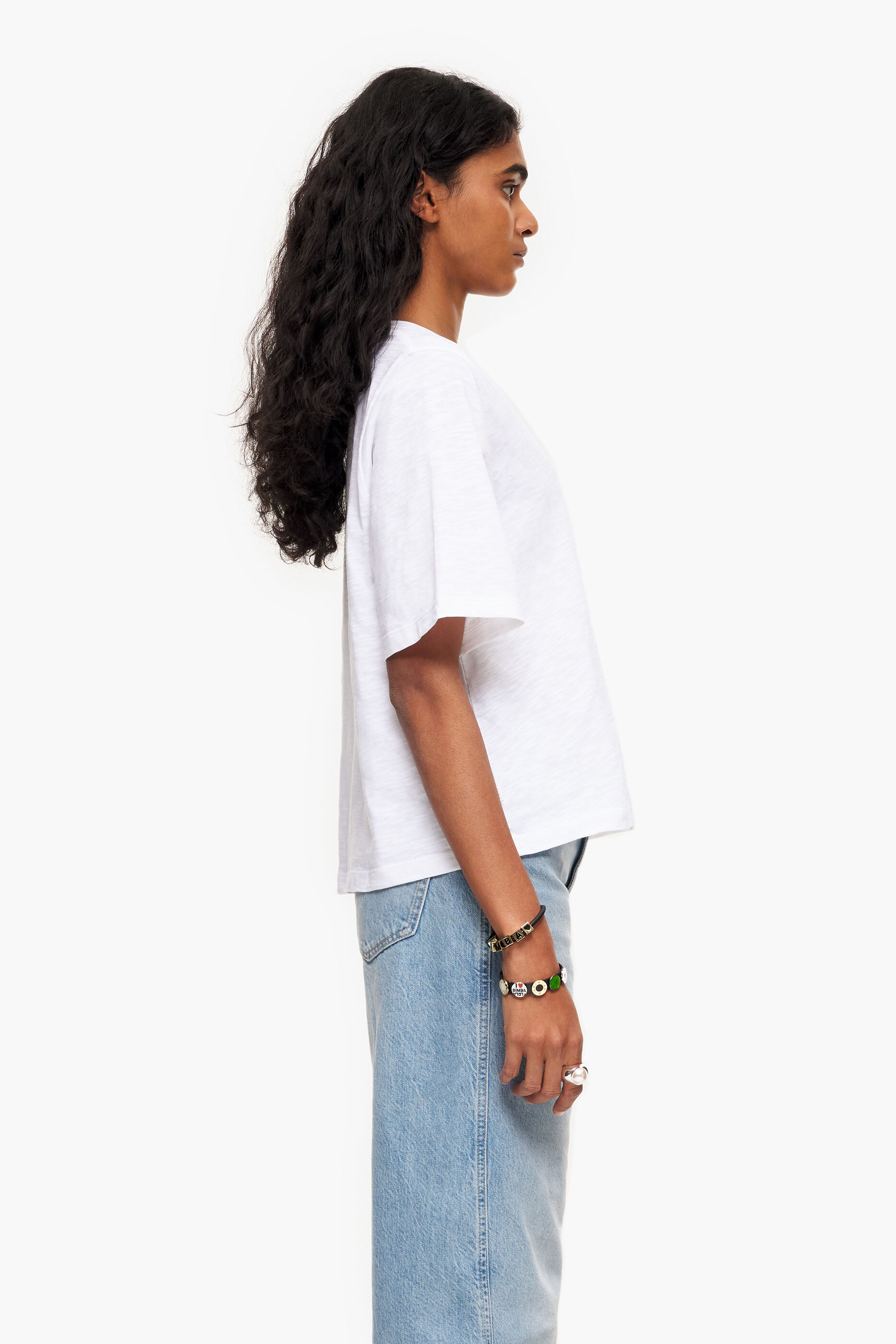Camiseta branca de algodão com modelagem flare
