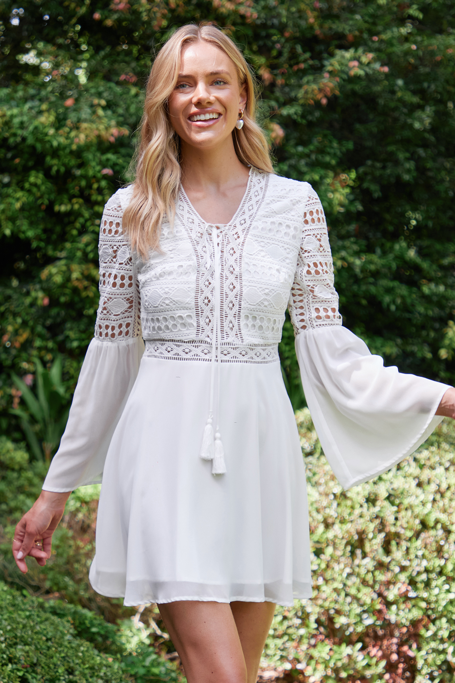 Robe mini à col en V et manches en cloche blanche
