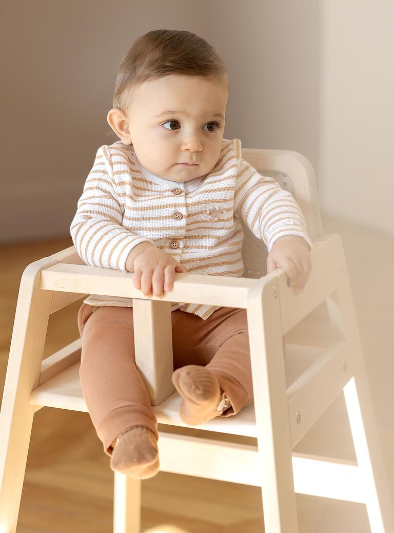 Ensemble haut écru, pantalon et chausettes caramel
