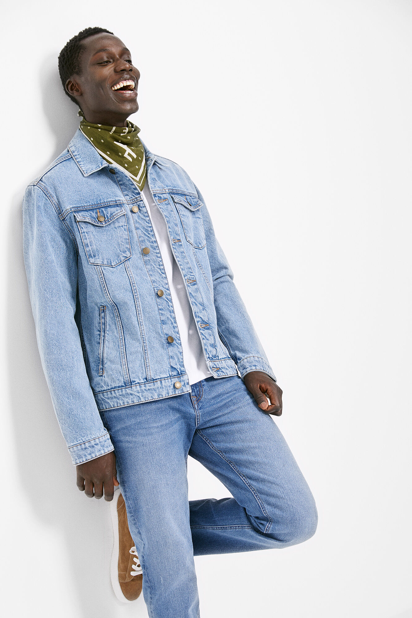 Calça jeans slim, lavagem média clara