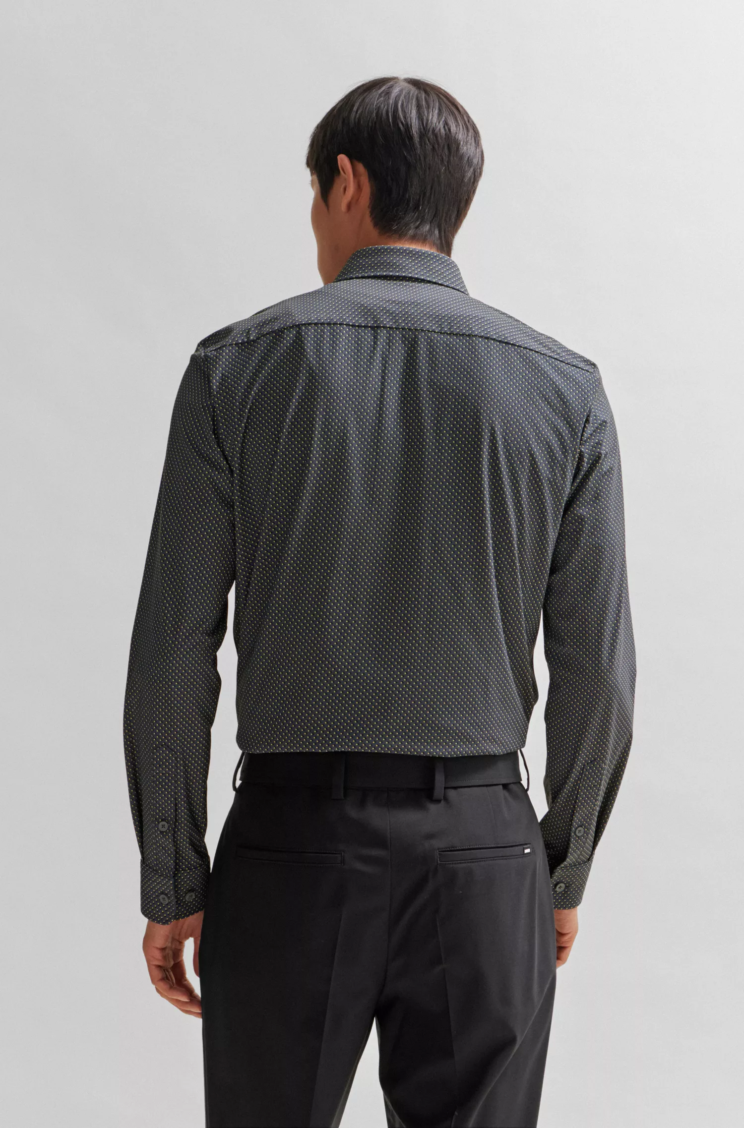 Camisa BOSS preta de corte slim em tecido elástico de alta performance com estampa.