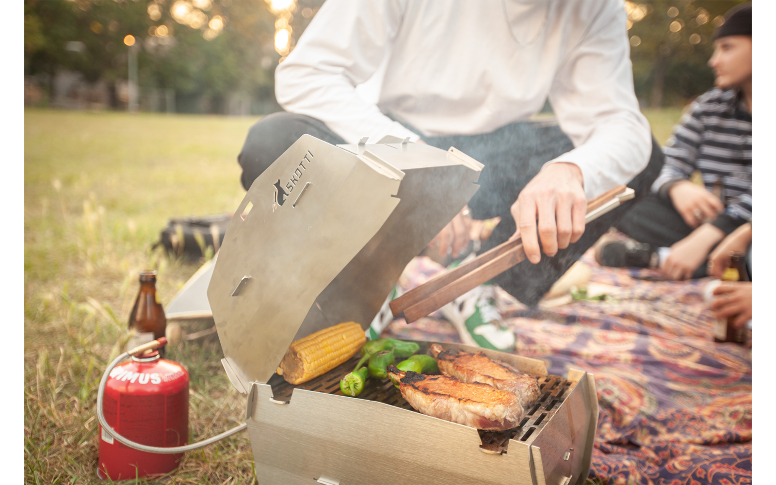 Skotti Grillhaube / Deckel Cap für Skotti Grill inklusive Planentasche und Grillzange