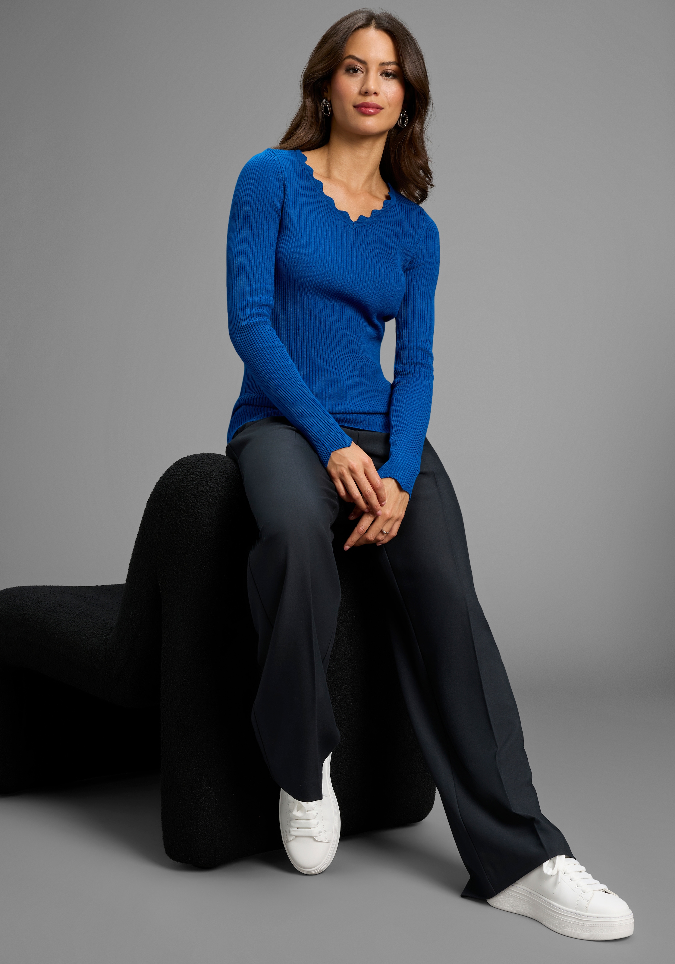 Laura Scott V-Ausschnitt-Pullover , mit femininer Wellenkante