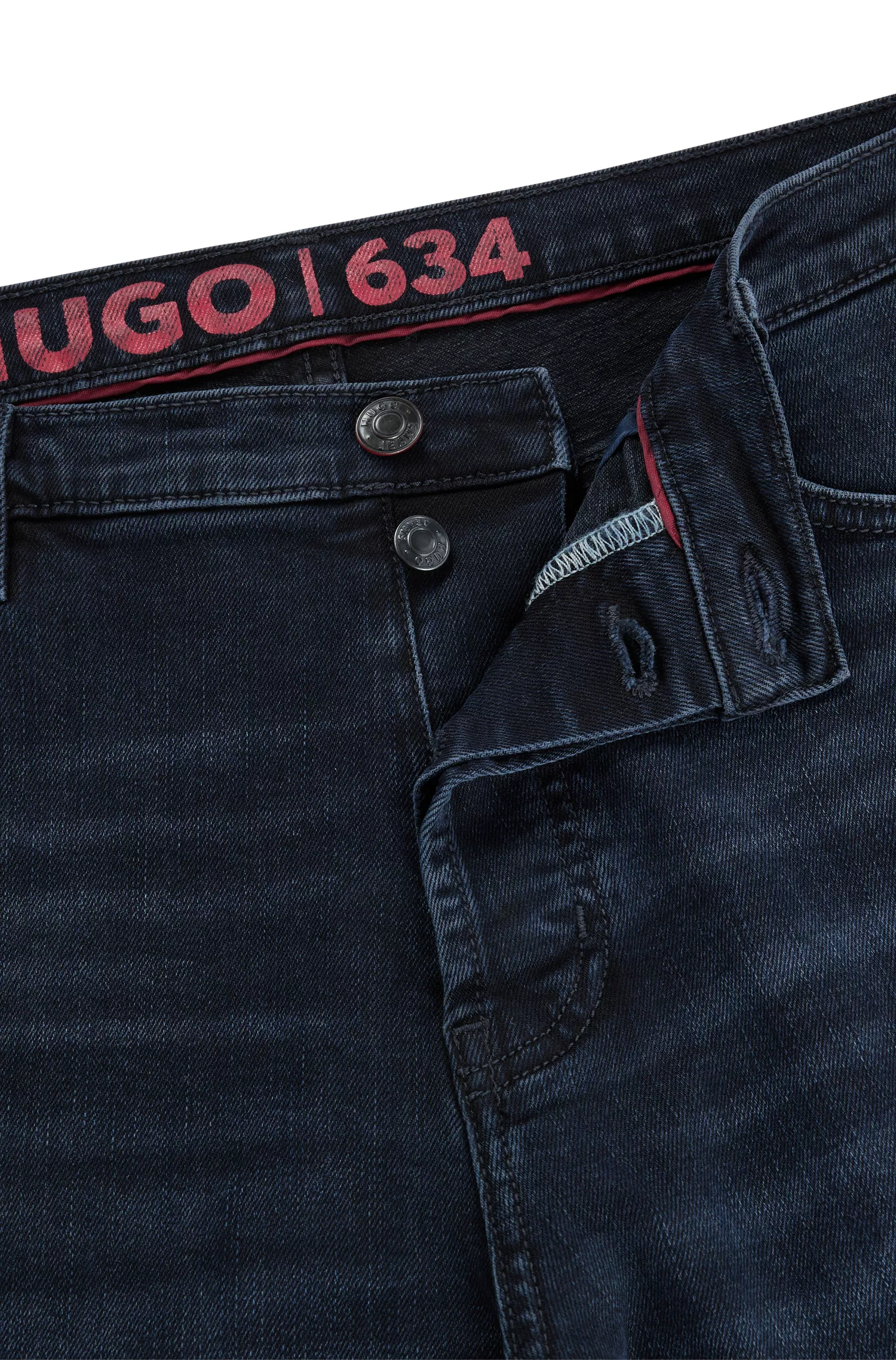 Calça jeans HUGO vermelha, corte afunilado, em denim azul-escuro.