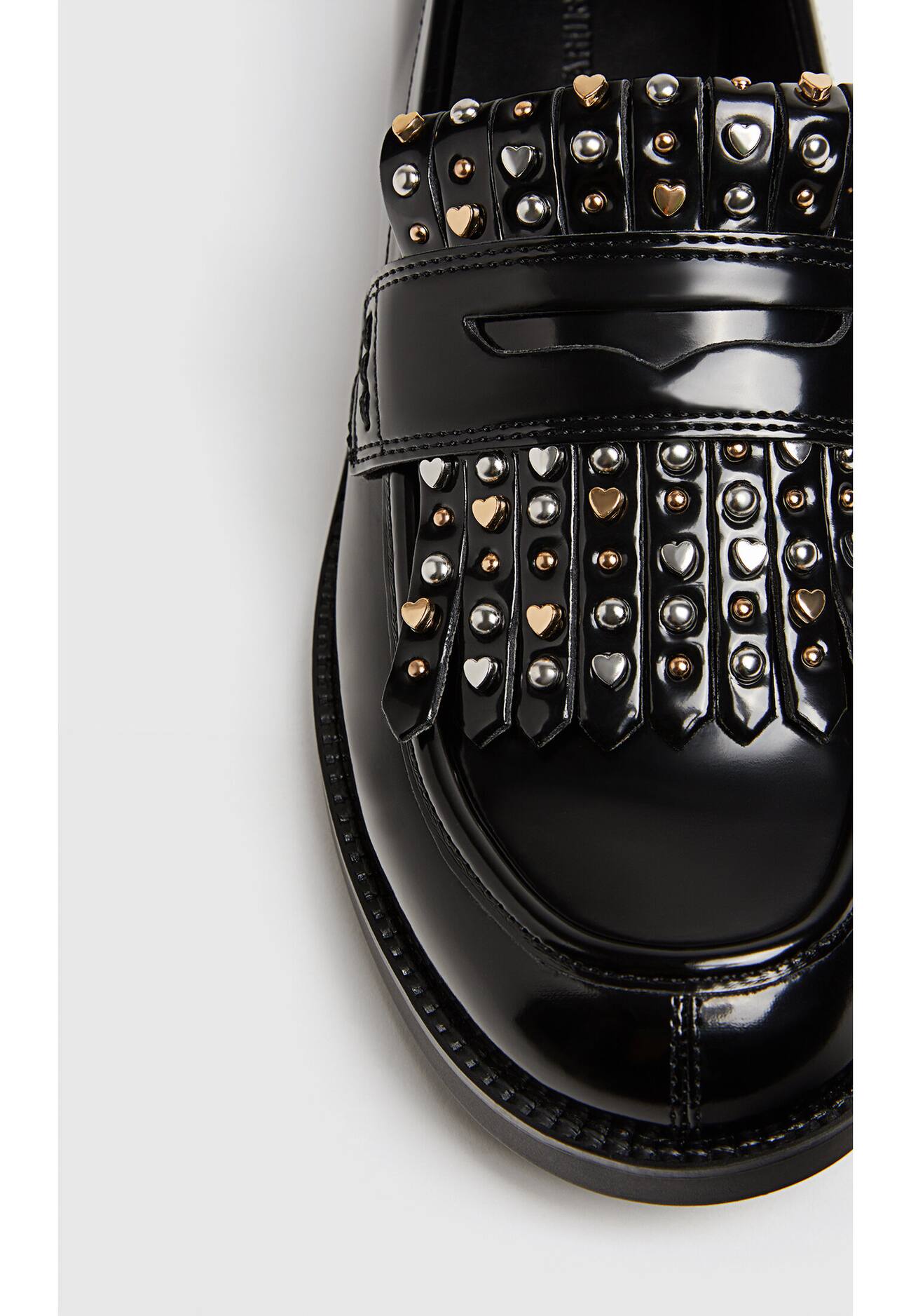 Mocassins com detalhes de tachas