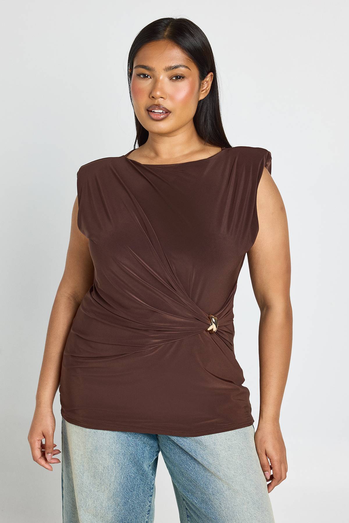 boohoo Haut Grande Taille À Drapé Avec Détail De Bordure