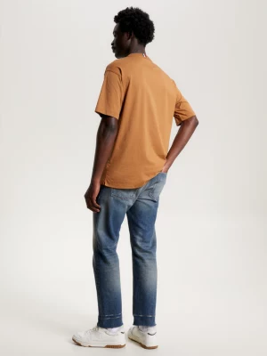Camiseta de malha com vários logotipos e modelagem ajustada.