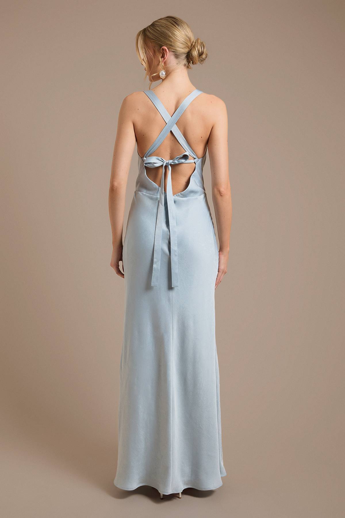 Oasis Robe De Demoiselle D'honneur Longue En Satin Bleu Clair Avec Bretelles Croisées Et Dos Noué