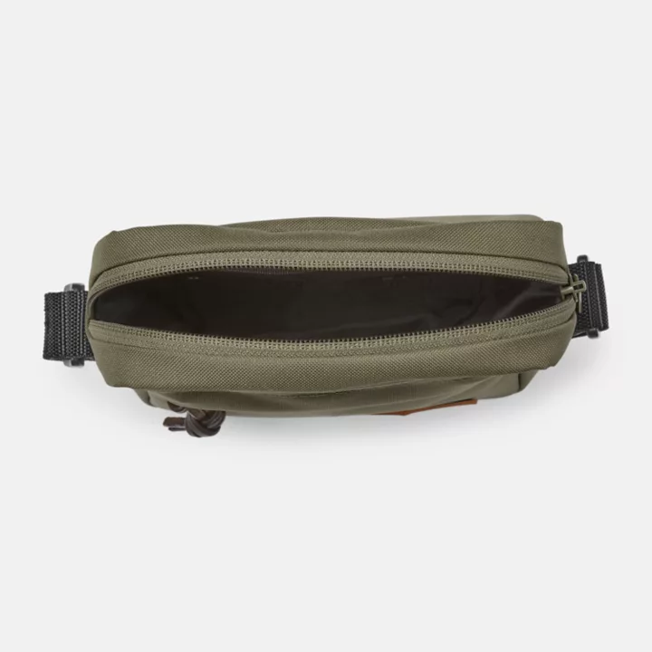 Bolsa transversal Timberland Core unissex na cor verde-escura.