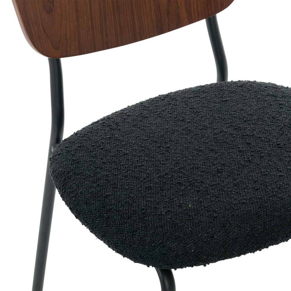 Lot de 2 chaises assise bouclette texturée noire. Dossier bois de peuplier courbé. Pieds en métal noir mat