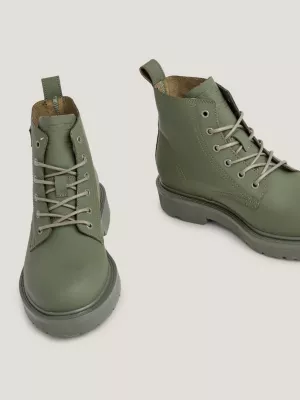 Botas de cano curto com cadarço e travas em couro