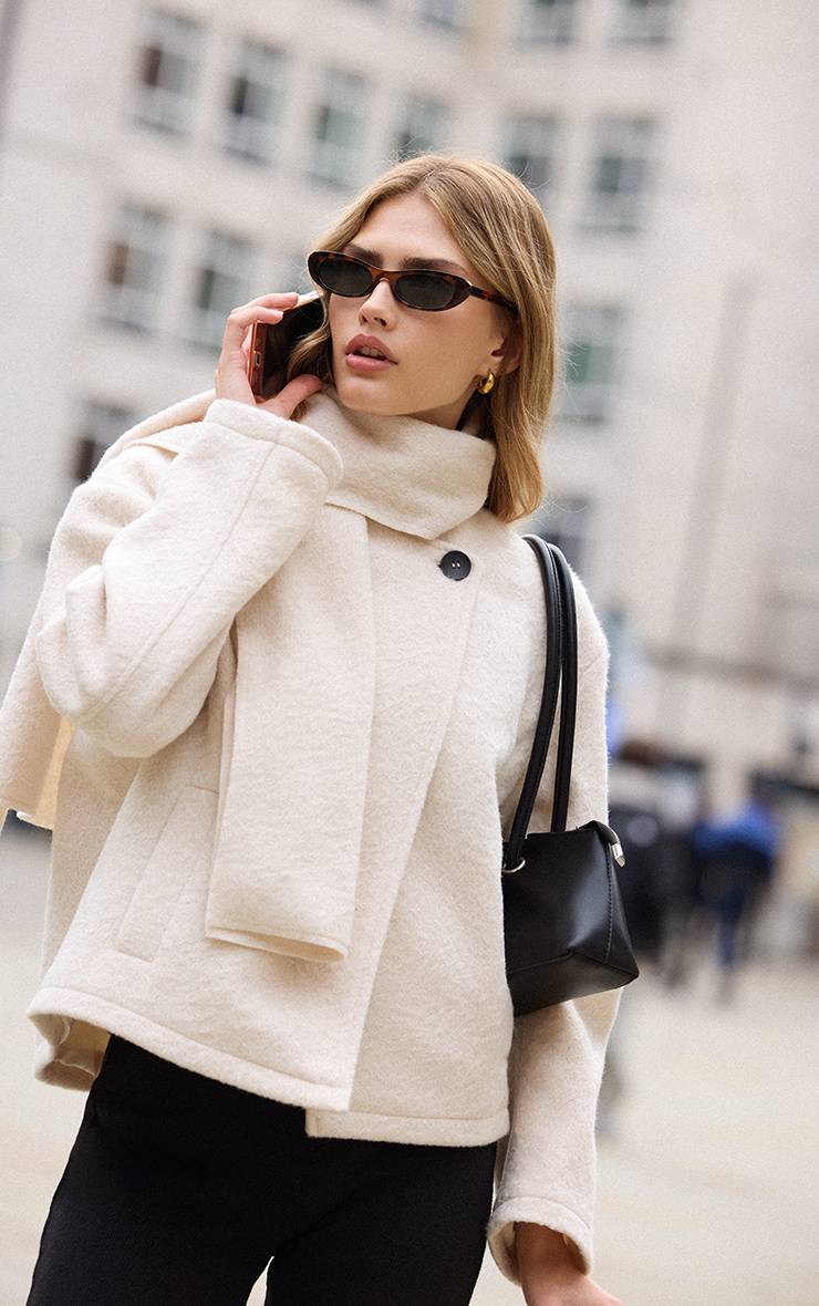 Crème Manteau Bouclé À Col Écharpe