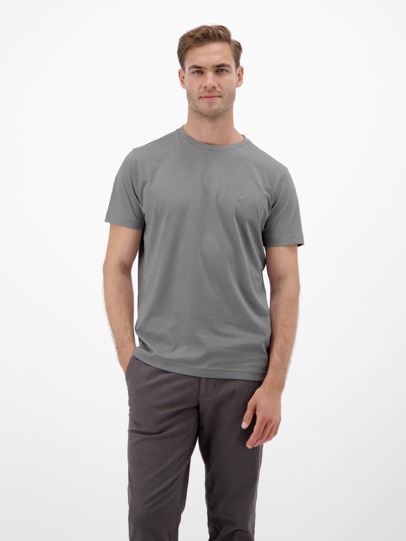 Basic T-Shirt mit Logostitck, unifarben