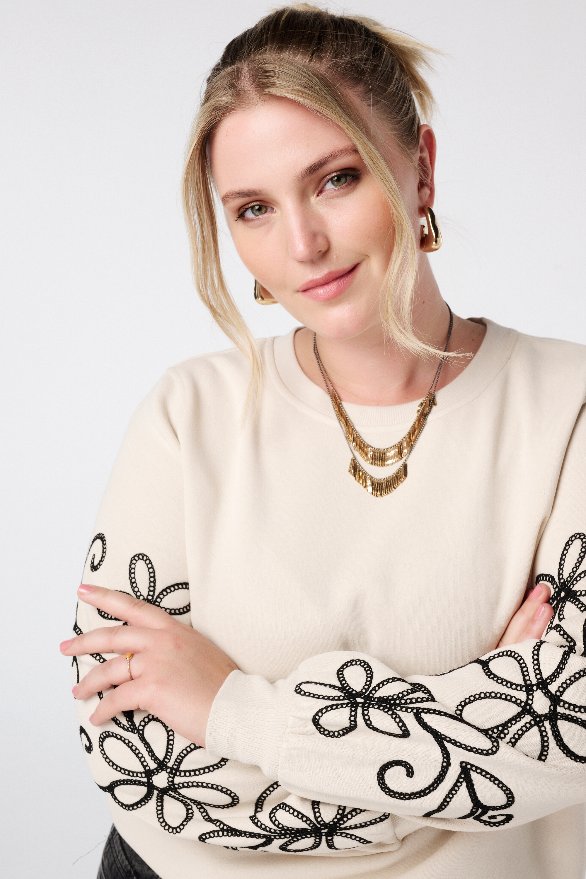 Sweater met broderie details Kit