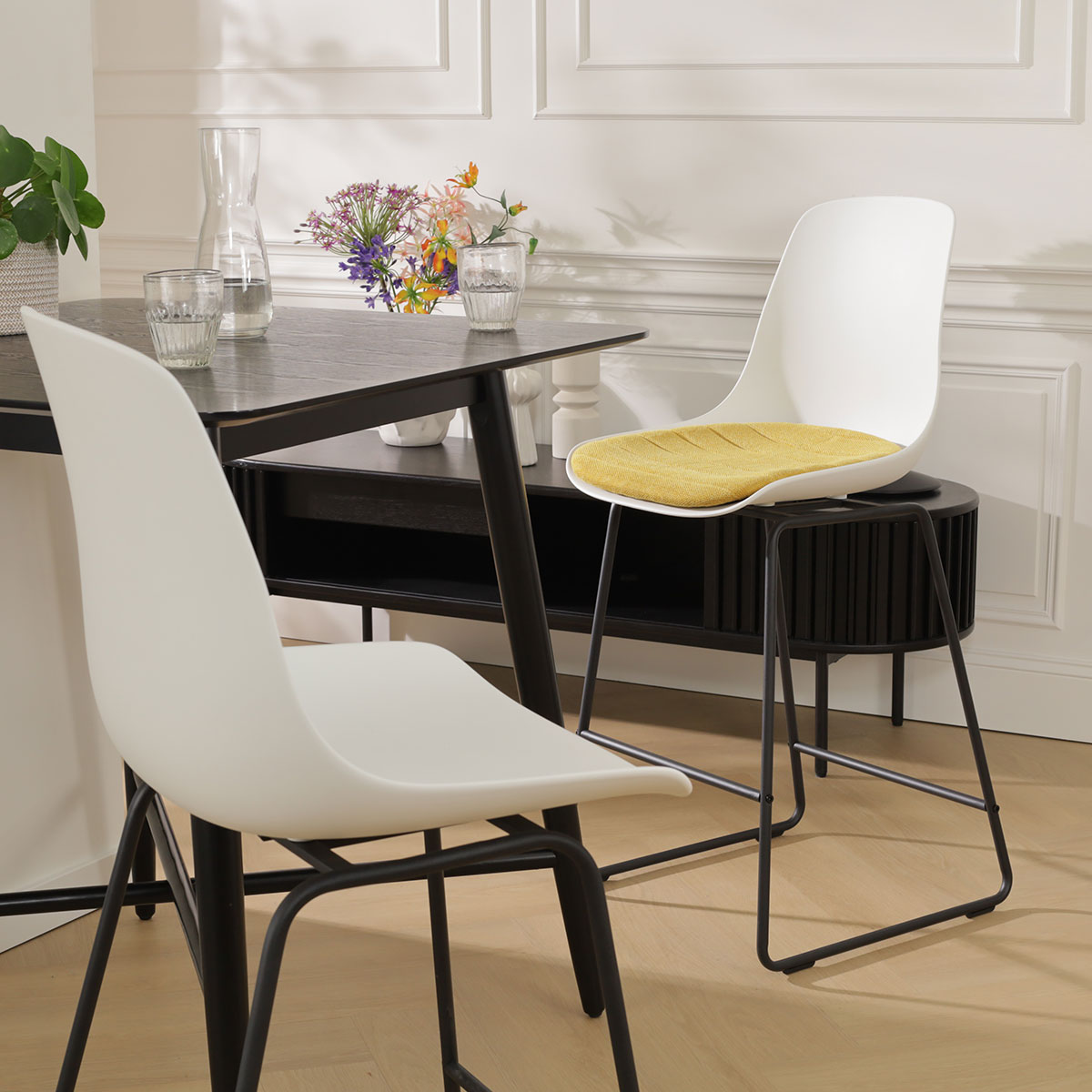 Nino-Liv barkruk wit met beige zitkussen - zwart onderstel - 75 cm