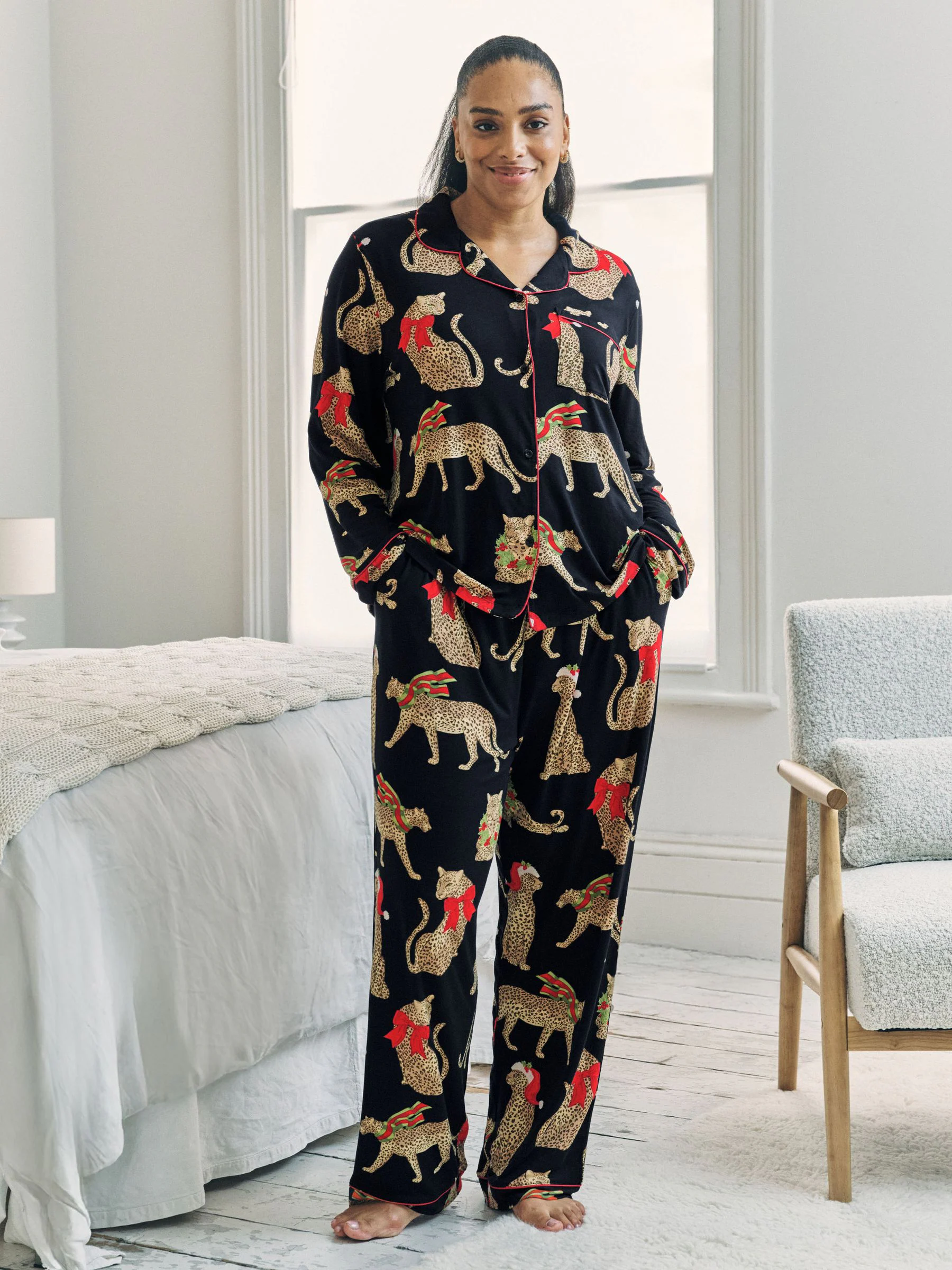 Chelsea Peers lange pyjama met kerstluipaardprint