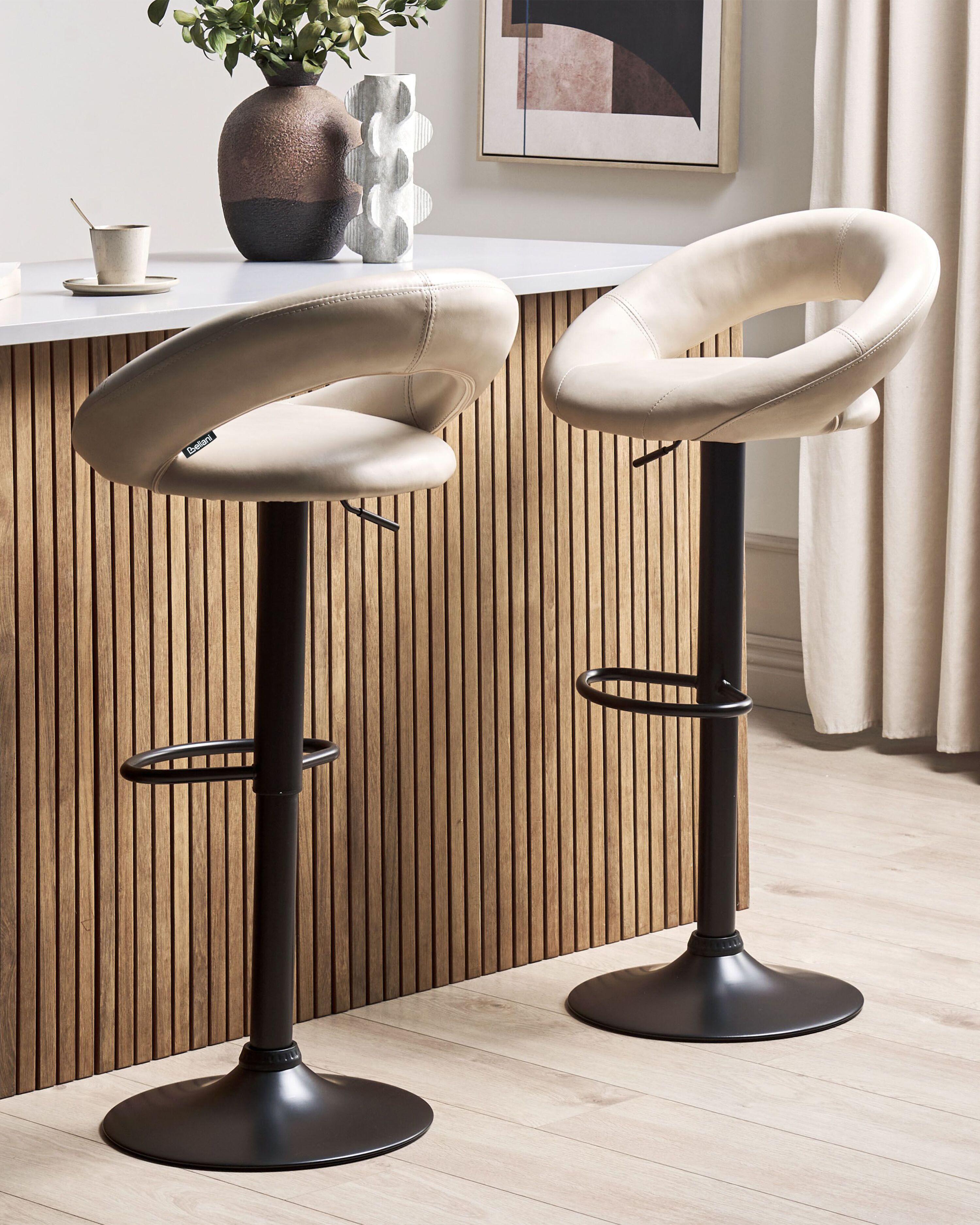 Set van 2 barstoelen PEORIA Kunstleer draaibaar Lichtbeige