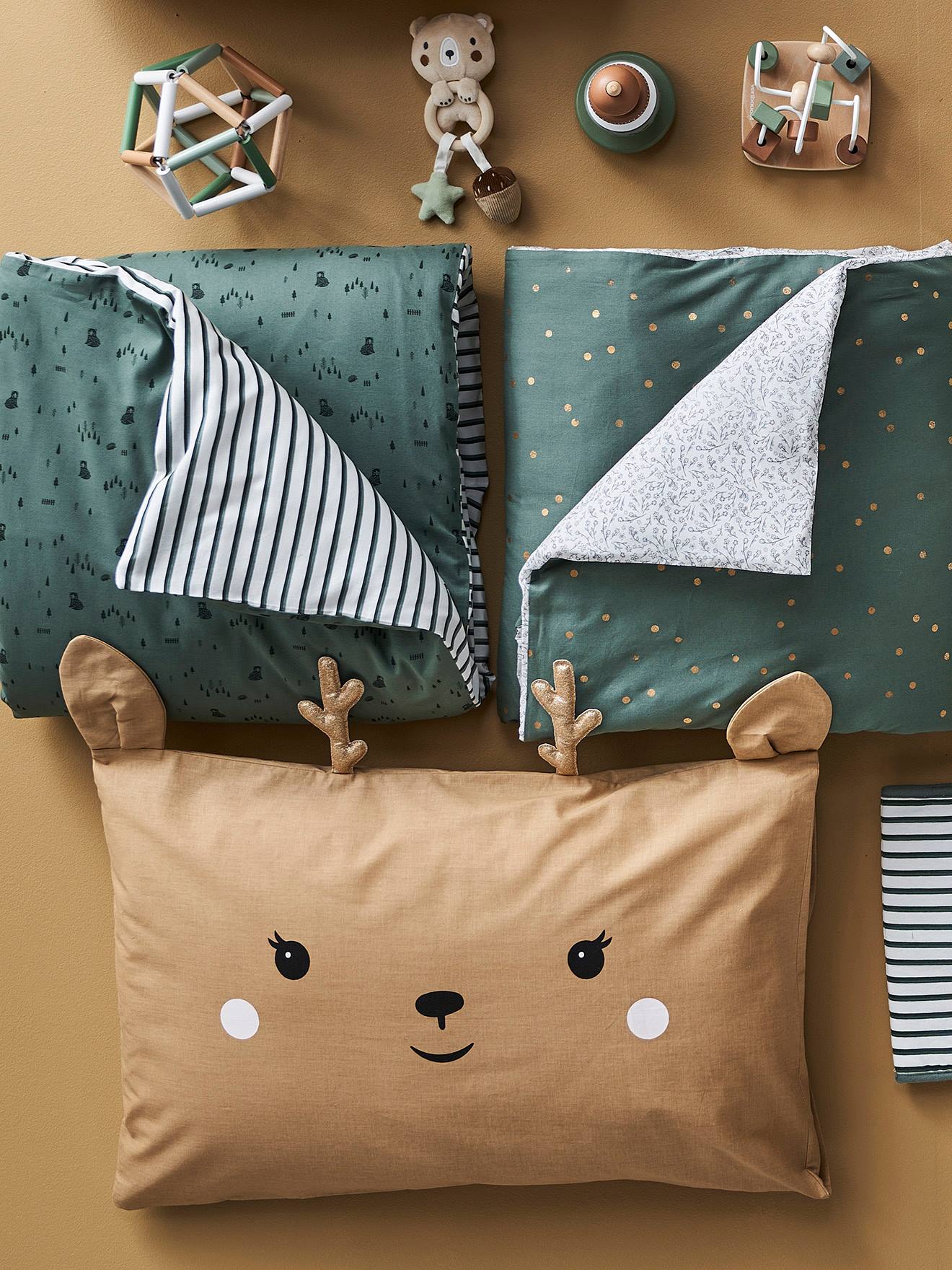 Fronha para bebê, verde-claro floresta, bege escuro liso com estampas.