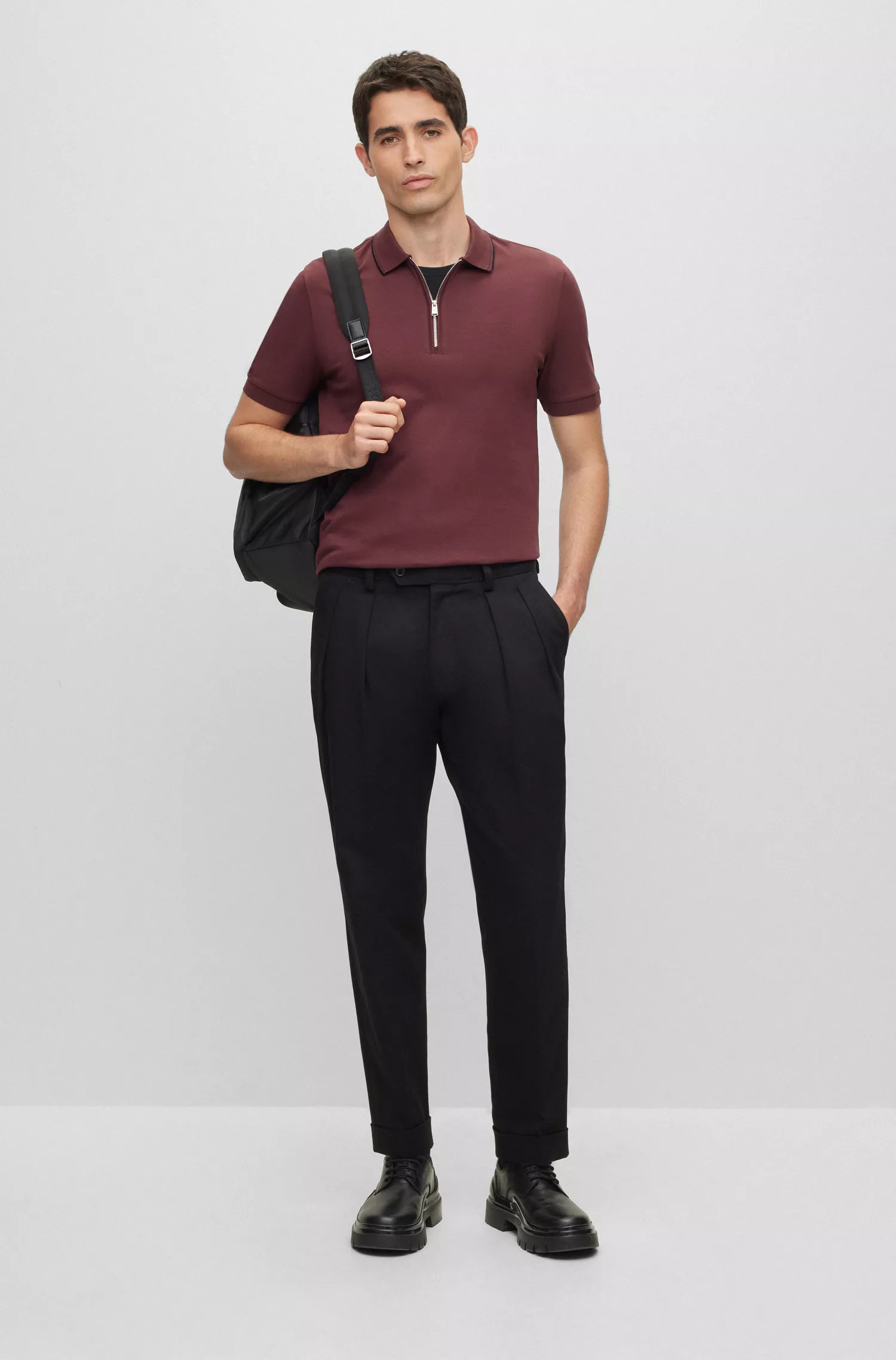 Camisa polo BOSS preta com zíper no pescoço e modelagem slim em algodão interlock.