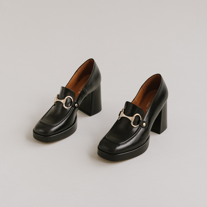 Mocassins à talons et mords  en cuir glacé noir