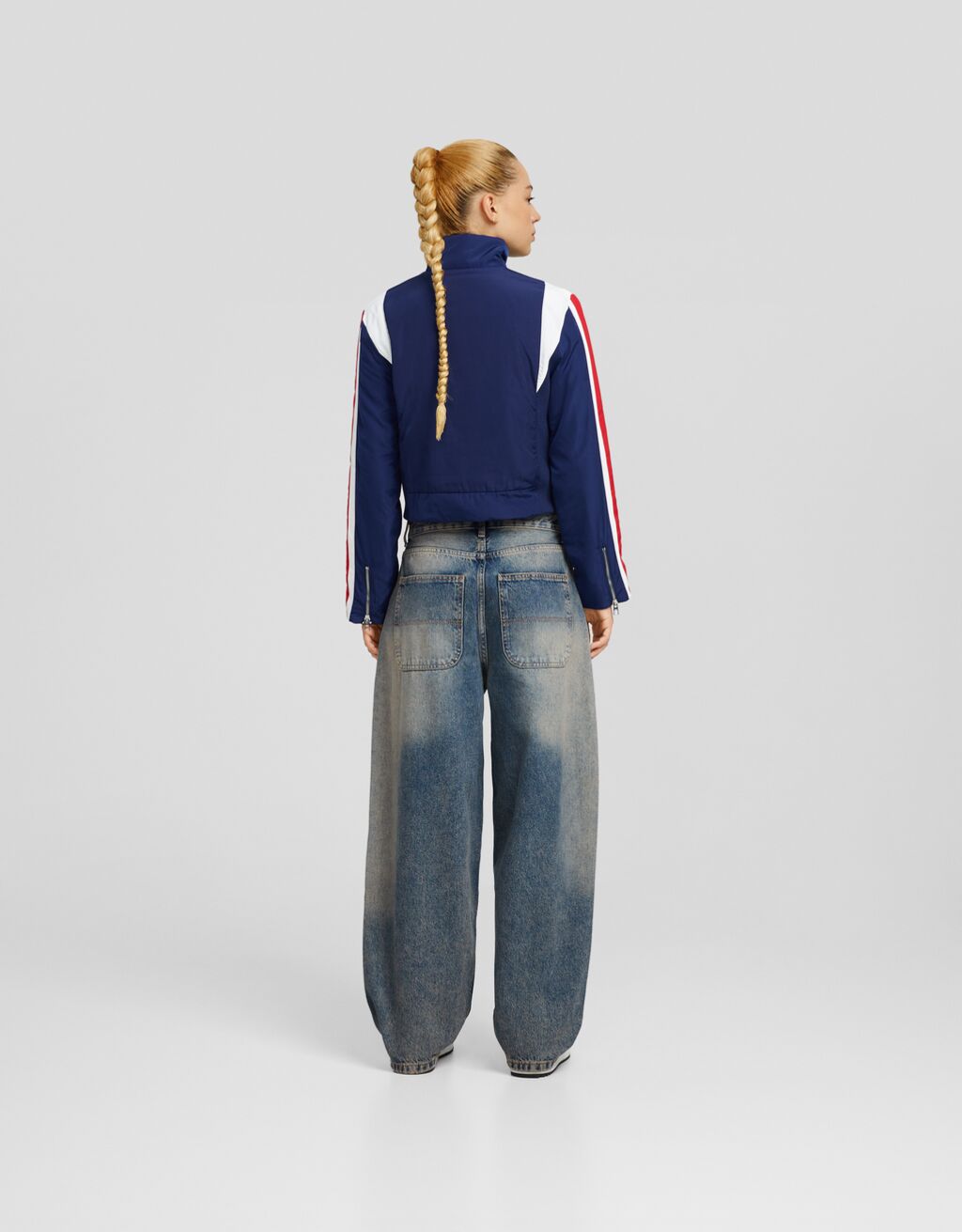 calça jeans estilo skater com efeito desbotado