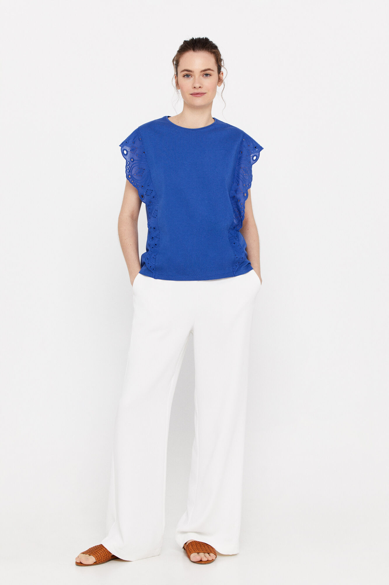 Camiseta combinada com bordado inglês - Azul escuro