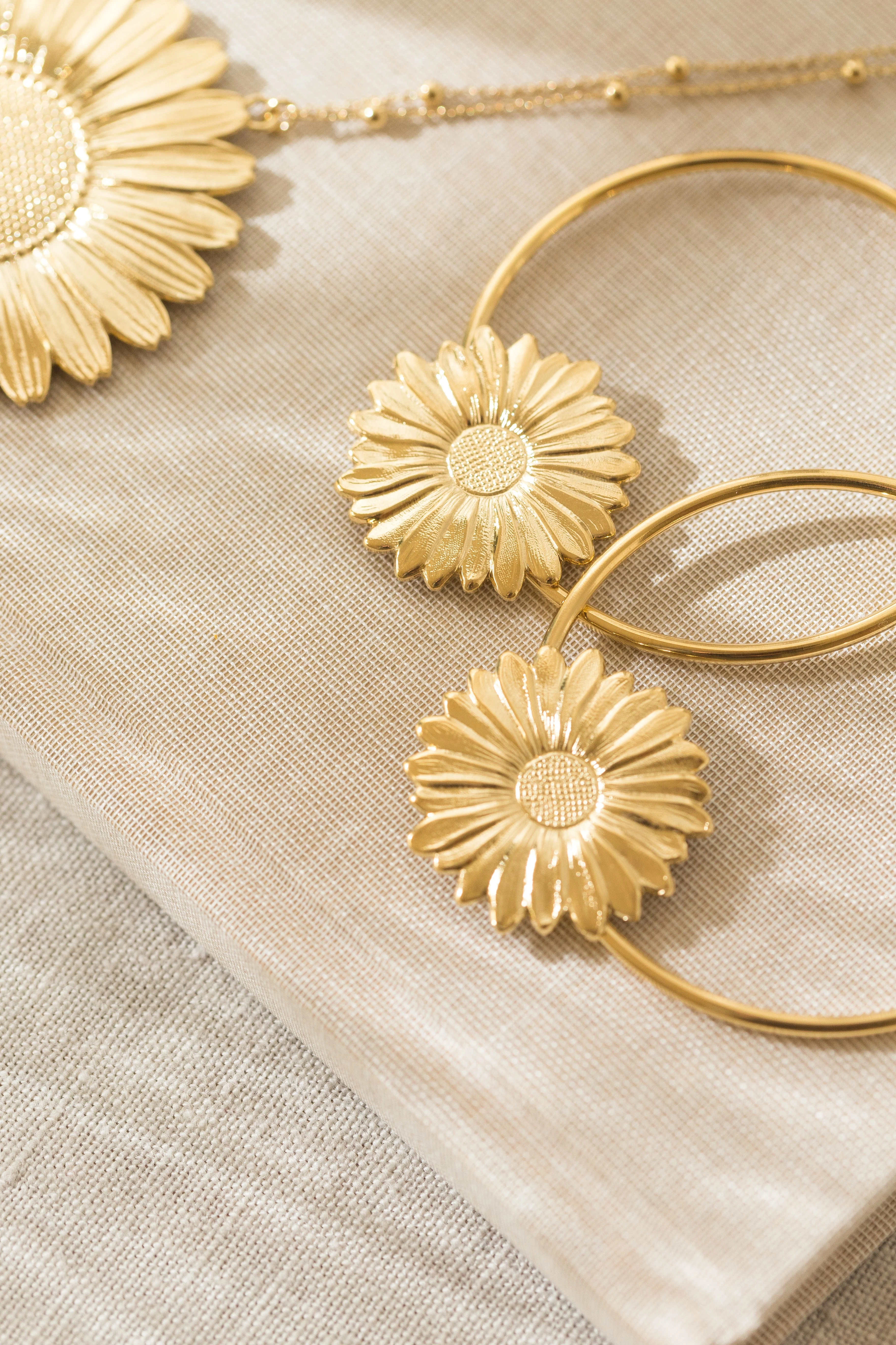 MAÏA - Boucles d'oreilles créoles fleurs plaqué argent | Doré