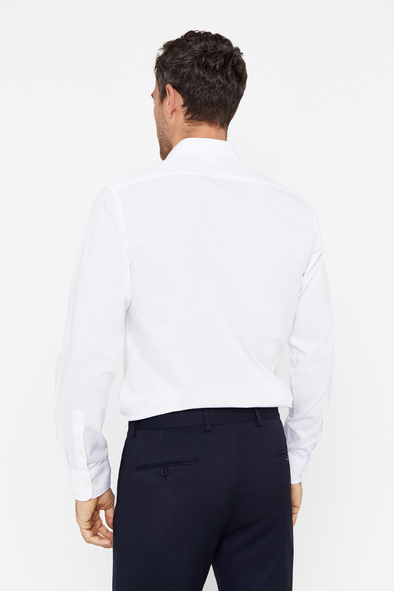 Camisa social lisa, slim fit e fácil de passar - Branca